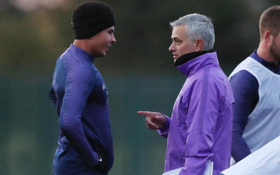 Jose Mourinho, entrenador en jefe de Tottenham Hotspur, habla con Dele Alli durante la sesión de entrenamiento de Tottenham Hotspur en el Tottenham Hotspur Training Center - Tottenham Hotspur FC a través de Getty Images
