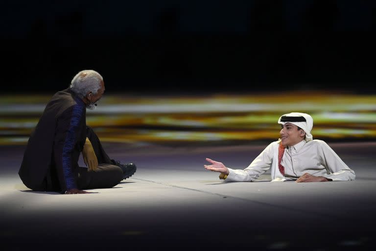 Ghanim Al-Muftah, junto a Morgan Freeman en la ceremonia inaugural del Mundial de Qatar (Captura de TV)