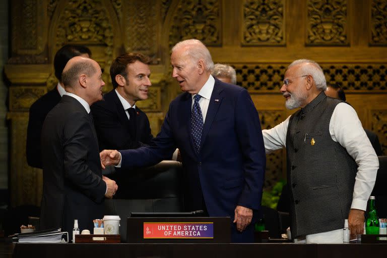 El canciller alemán Olaf Scholz, el presidente francés Emmanuel Macron, el presidente estadounidense Joe Biden y el primer ministro indio Narendra Modi conversan antes de una sesión de trabajo sobre seguridad alimentaria y energética durante la Cumbre del G20