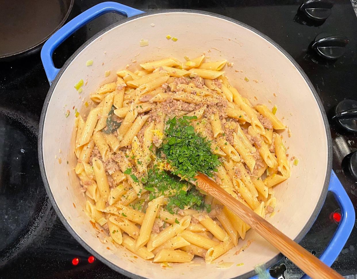 Mixing Gordon Ramsay's 10-minute pasta