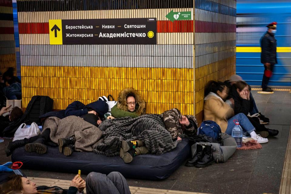 People sleep in the Kyiv subway, using it as a bomb shelter in Kyiv, Ukraine. In Ukraine&#39;s capital, many residents hurried underground for safety overnight Thursday and Friday as Russian forces fired on the city and moved closer Invasion, Kyiv, Ukraine - 25 Feb 2022