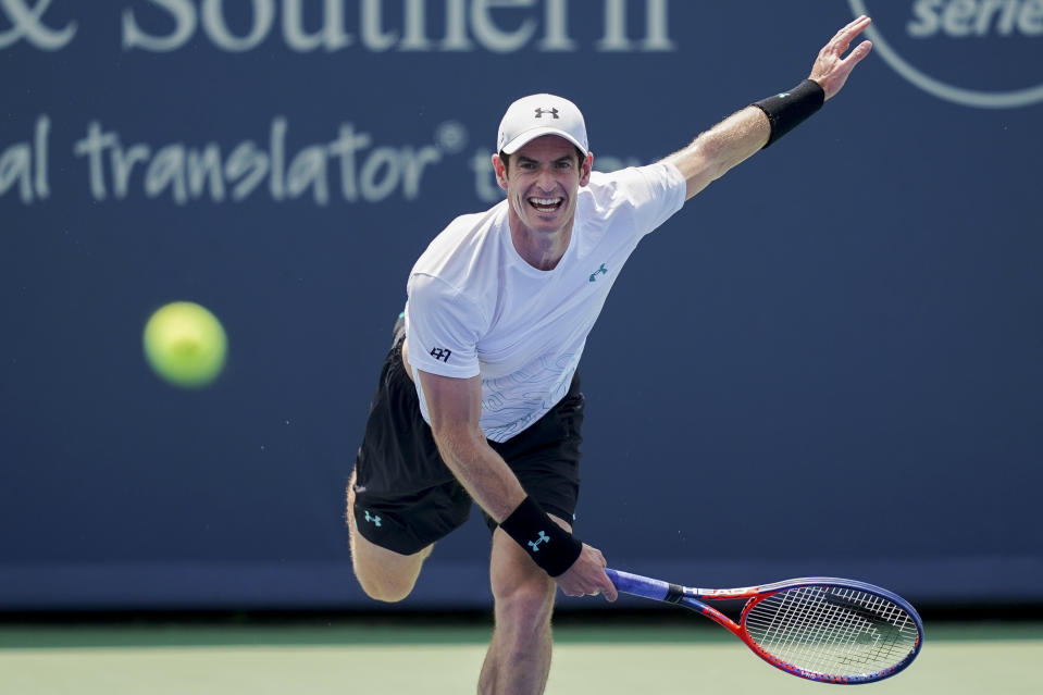 El británico Andy Murray realiza un servicio frente al francés Lucas Pouille en duelo de la primera ronda del Abierto de Cincinnati, el lunes 13 de agosto de 2018, en Mason, Ohio. (AP Foto/John Minchillo)