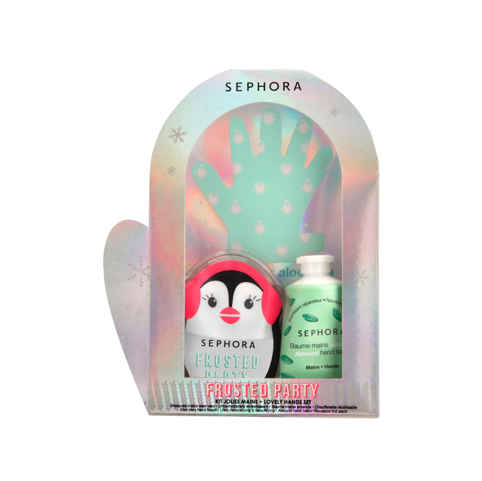 Comme son nom l’indique, ce kit est fait pour bichonner vos minouches endolories ! Au programme, un masque à l’aloe vera, un baume à l’amande et une chaufferette réutilisable de la gamme Sephora Collection. De quoi avoir de belles mains malgré le froid hivernal. Son atout phare ? Son prix très abordable, qui convient aux paniers percés à la fin de la course aux cadeaux. Disponible sur sephora.fr et en magasin, 10,99 €.