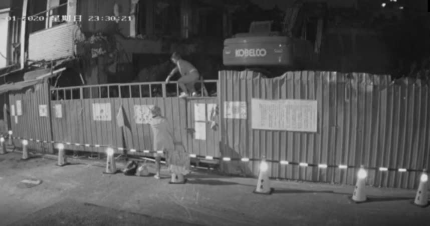 廖郁賢翻牆進入「東市場」拆除中的工地。（圖／翻攝畫面）