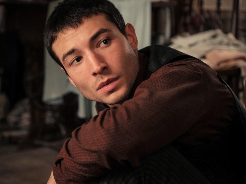 fantastic beasts 2 ezra miller as credence