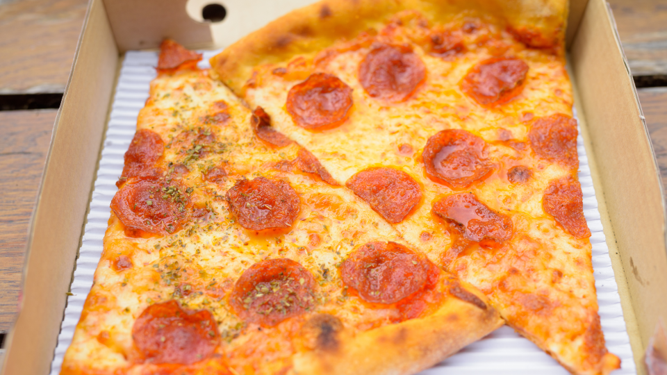 Many pizza chains use the basic shape of New York-style pizza.