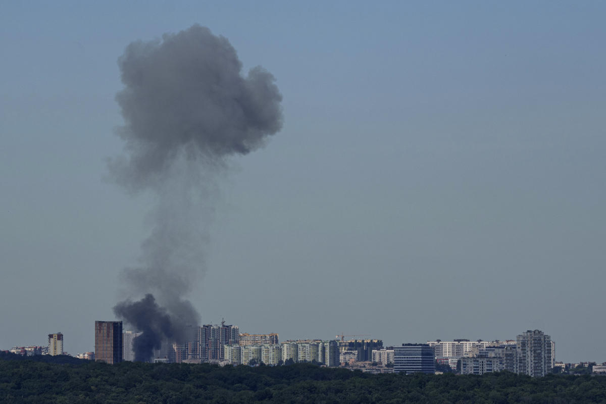 Russia uses hypersonic missiles in attack on Kiev. Fires break out in some parts of the city