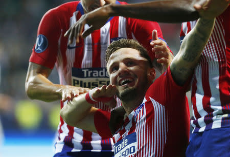 Fútbol - Supercopa de Europa - Real Madrid vs Atlético Madrid - Estadio Lilleküla, Tallin, Estonia - 15 de agosto, 2018 - Saúl Ñíguez celebra con sus compañeros de equipo luego de anotar el tercer gol del Atlético Madrid. REUTERS/Ints Kalnins