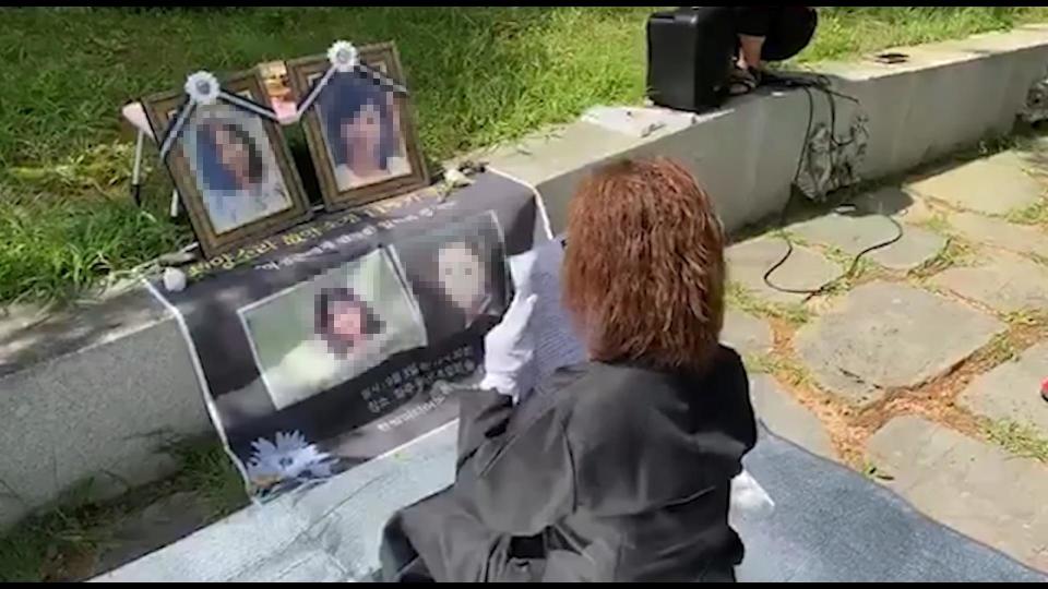 受害者母親為兩姊妹舉辦11週年的追悼活動。（圖／翻攝自YouTube）