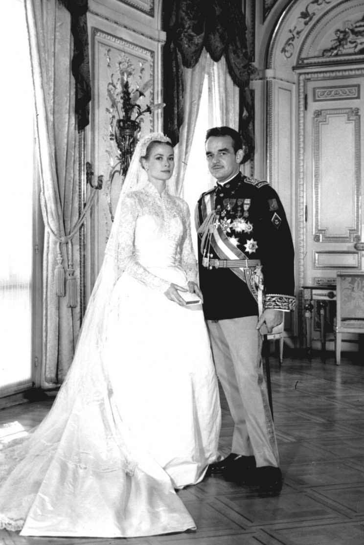 Grace Kelly und Prinz Rainier III. bei ihrer Hochzeit am 19. April 1956. (Bild: ddp Images)