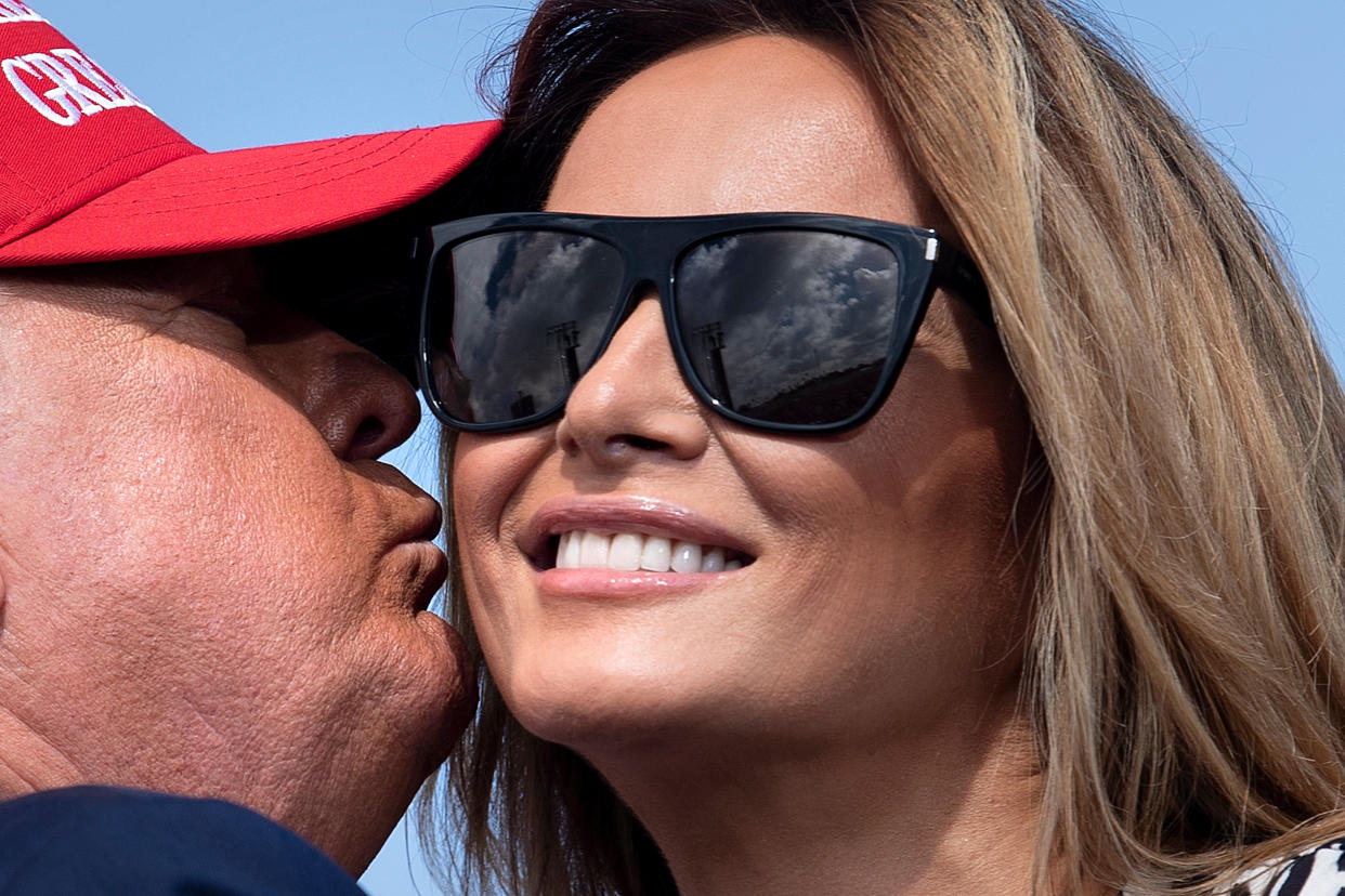 Melania Trump en un acto de campaña con su esposo antes de las elecciones del 3 de noviembre. (Photo by BRENDAN SMIALOWSKI/AFP via Getty Images)