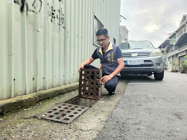 台南市有4成里長同額競選創下升格直轄市以來新紀錄，造成九合一選舉至今選情冷清，圖為同額競選的南區大忠里長許智雄為民服務勘查水溝。（程炳璋攝）