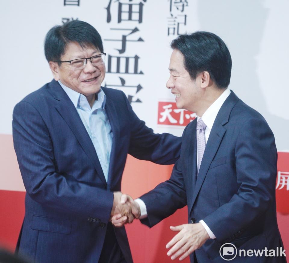 副總統賴清德(右)出席前屏東縣長潘孟安(左)「紅色鋼鐵人」新書發表會。   圖：張良一/攝