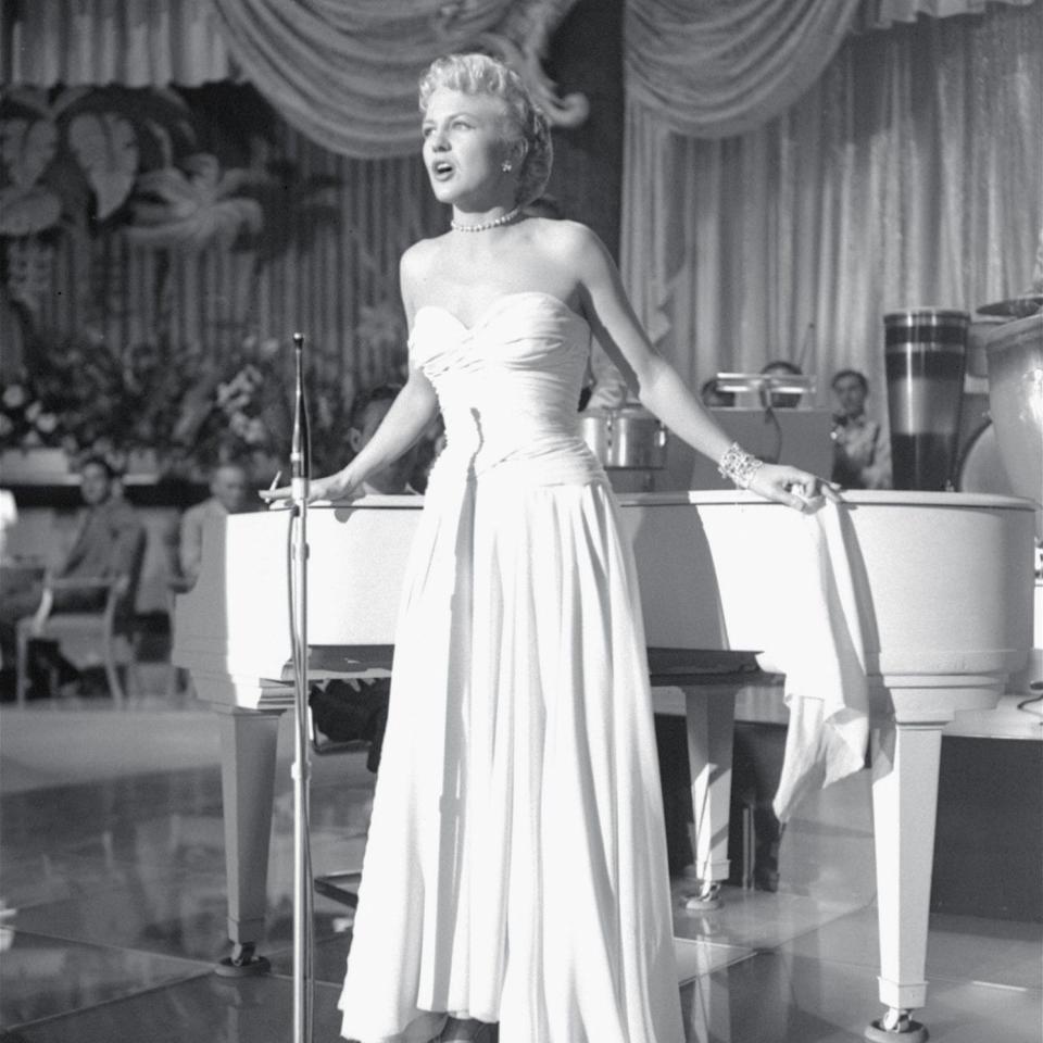 Peggy Lee performing in 1952 - AP