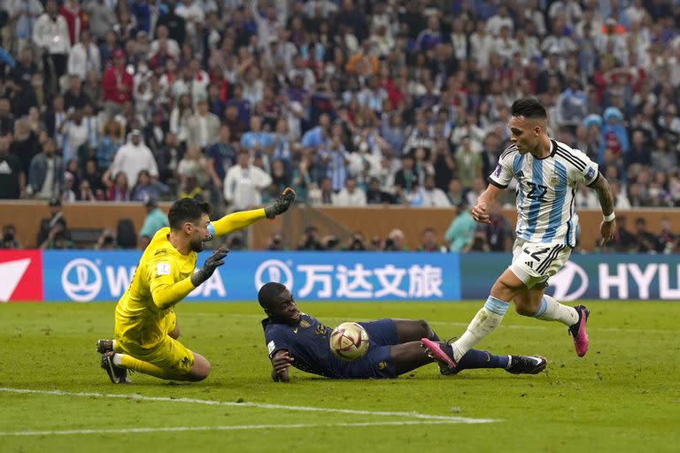 Lautaro Martínez y una chance ante Llorís, en el partido por la Final de la Copa del Mundo entre Argentina y Francia