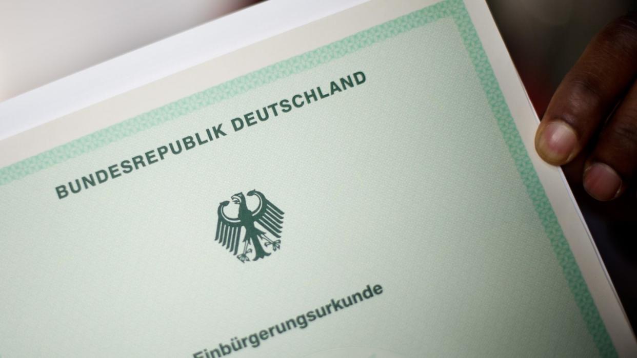 Einbürgerungsurkunde der Bundesrepublik Deutschland. Foto: Julian Stratenschulte