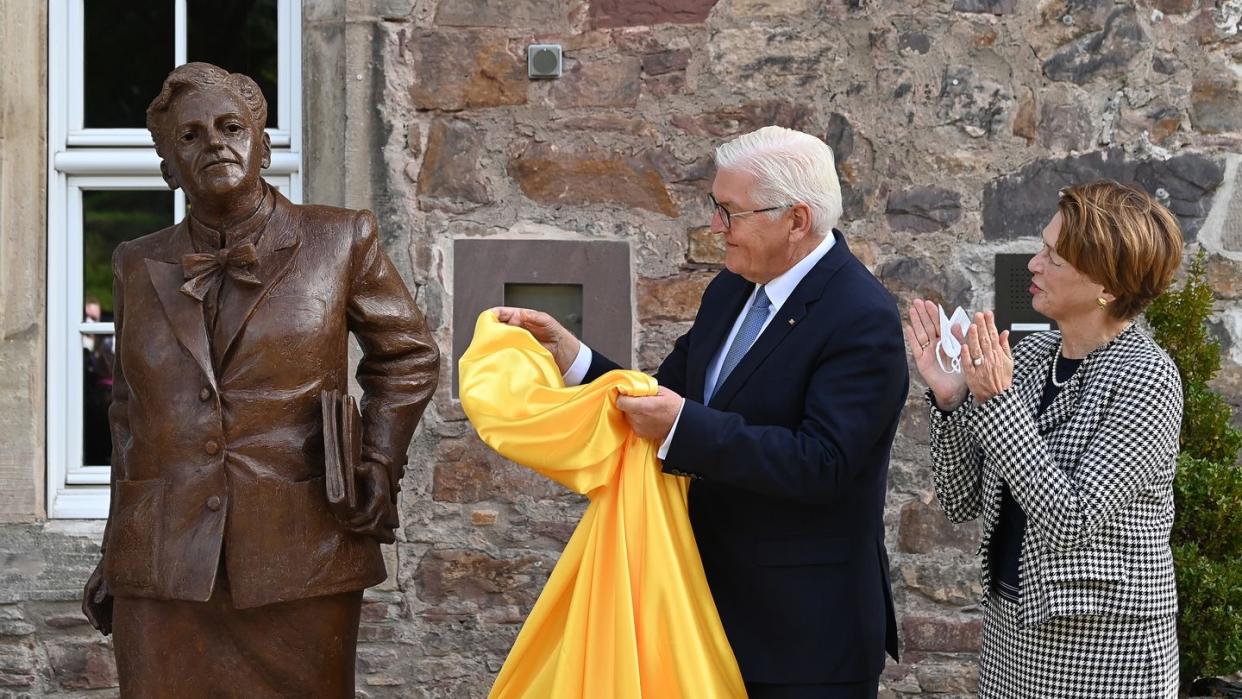 Bundespräsident Frank-Walter Steinmeier enthüllt eine Bronzestatue der Kasseler Ehrenbürgerin Elisabeth Selbert. Steinmeier würdigte Selbert, die als eine der "Mütter des Grundgesetzes" und Kämpferin für die Gleichberechtigung von Frauen gilt.