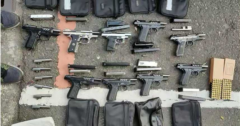 刑事局近日查獲黑槍223支各式長短槍及6百餘發子彈。（圖／翻攝畫面）