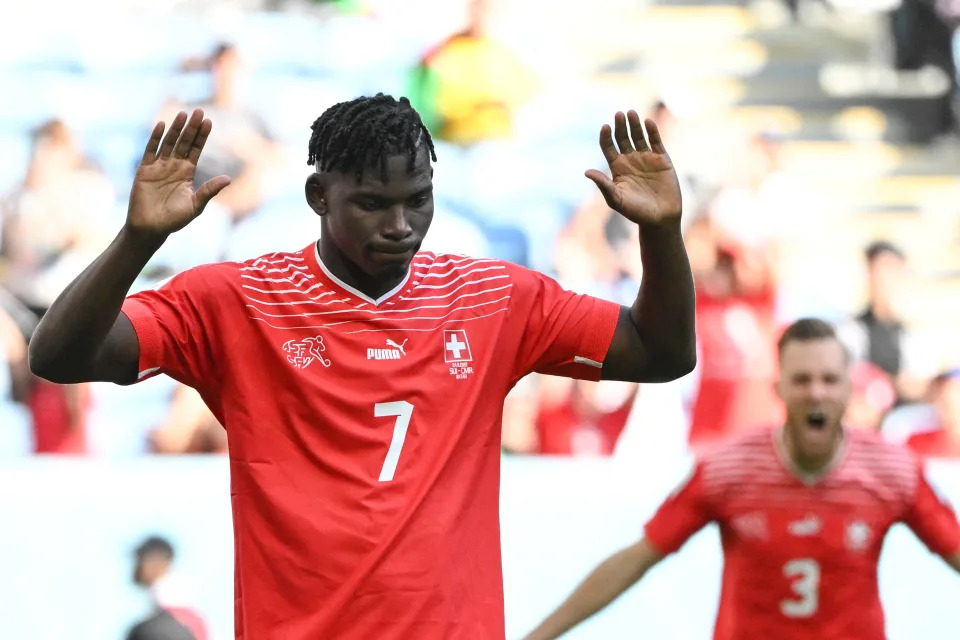 Breel Embolo marcou o gol da vit&#xf3;ria da Su&#xed;&#xe7;a sobre Camar&#xf5;es por 1 a 0, mas preferiu n&#xe3;o comemorar (Foto: FABRICE COFFRINI/AFP via Getty Images)