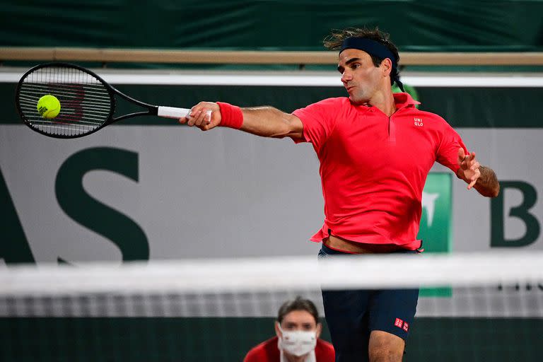 Federer pega de derecha ante Koepfer en un partido demandante: cuatro sets y 3 horas y 39 minutos.