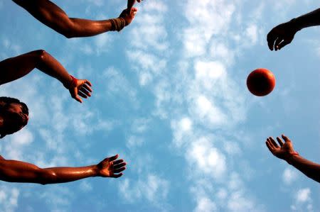 Boys play basketball in the northern Indian city of Allahabad June 16, 2007. REUTERS/Jitendra Prakash