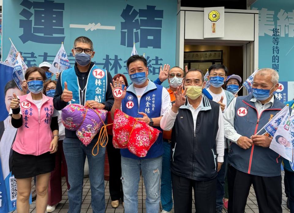 選前最後衝刺，國民黨副主席連勝文昨日上午到土城新北市議員候選人林金結掃街催票。　（記者吳瀛洲攝）