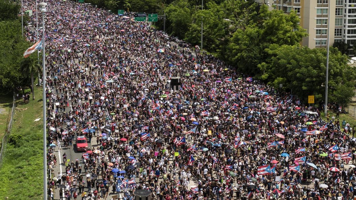 Zahlreiche Menschen in der Hauptstadt San Juan protestieren gegen den Gouverneur Rossello. Foto: Pedro Portal/TNS via ZUMA Wire