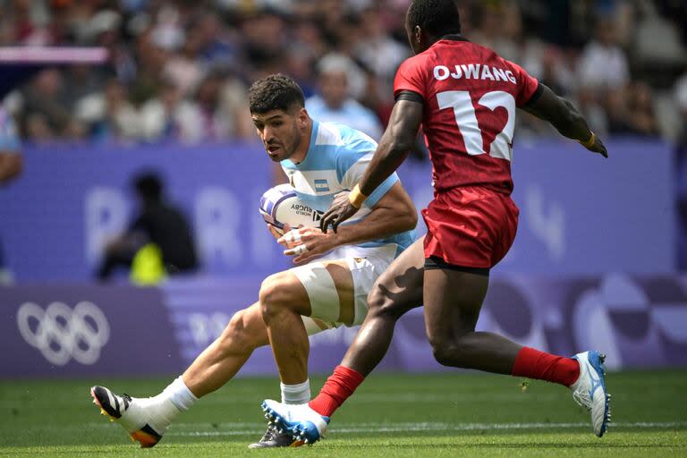 Germán Schulz lleva la pelota en el triunfo de los Pumas7s frente a Kenia, en París 2024