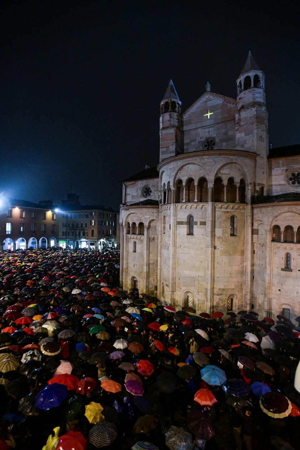 La pioggia non ha fermato le migliaia di persone che in serata si sono date appuntamento in Piazza Grande a Modena, come segno di protesta per l'arrivo in città del leader della Lega, Matteo Salvini, corso in appoggio di Lucia Borgonzoni, candidata alla presidente della Regione Emilia-Romagna alle elezioni del 26 gennaio.