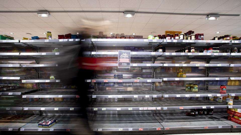 Leere Regale in einem Berliner Supermarkt: Aus Sorge um das Coronavirus deckten sich sich Verbraucher mit Toilettenpapier, Seife, Nudeln und Hefe ein.