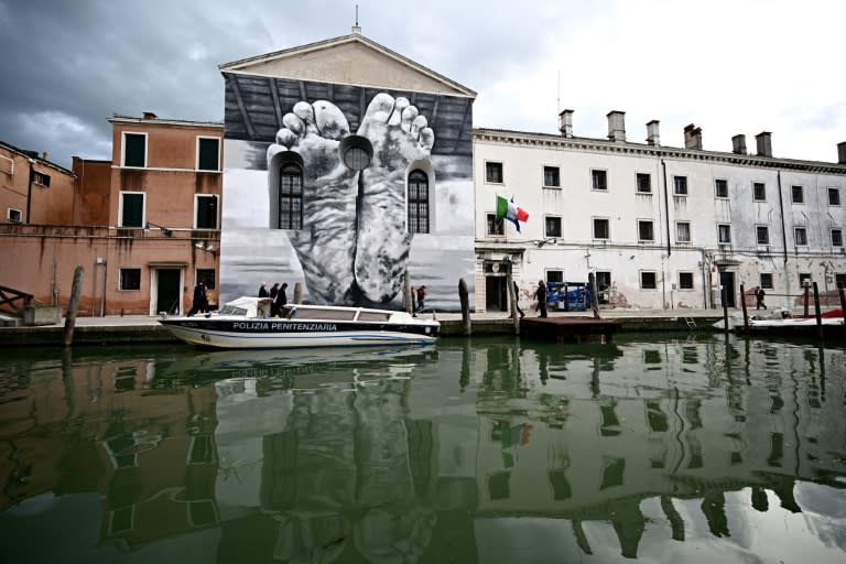 Un mural del artista Maurizio Cattelan se exhibe la cárcel de mujeres en la Giudecca, Venecia, el 18 de abril de 2024 (GABRIEL BOUYS)