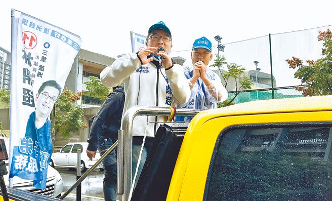 前高雄市長韓國瑜（右）冒雨陪子弟兵林鼎超一起車隊掃街。（呂健豪攝）