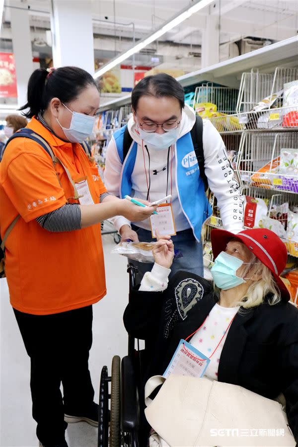 （上圖）弘道與輝瑞志工陪阿嬤採買和幫忙看東西的介紹；（下圖）弘道台中第一區長照機構劉培菁主任，致贈感謝狀給輝瑞藥廠經理許展境。