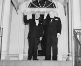 <p>Precisamente Winston Churchill fue uno de los primeros líderes mundiales que se alojó en la Blair House. En la imagen, en 1949, con el presidente Harry S. Truman, que tuvo que vivir también en esta residencia durante una temporada debido a una serie de reformas que se hicieron en la Casa Blanca. De hecho, un nacionalista puertorriqueño intentó asesinarlo en la puerta de la Blair House en 1950. (Foto: Wikimedia Commons). </p>