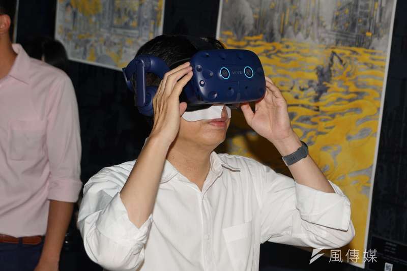 20200701-高雄市長參選人陳其邁1日參訪台灣漫畫基地、體驗VR虛擬實境遊戲。（盧逸峰攝）