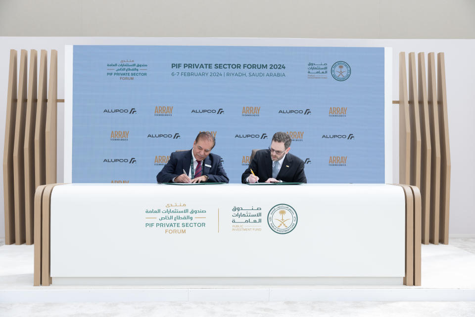 Khaled Abdel-Moneim, Chief Executive Officer, Alupco, and Aaron Gabelnick, Chief Technical Officer, Array Technologies, sign an agreement during the Public Investment Fund and the Private Sector Forum.