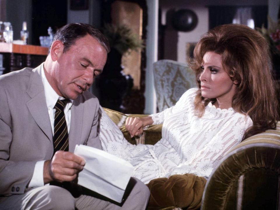 Frank Sinatra y Raquel Welch en ‘Lady in Cement’ (20th Century Fox/Kobal/Shutterstock)