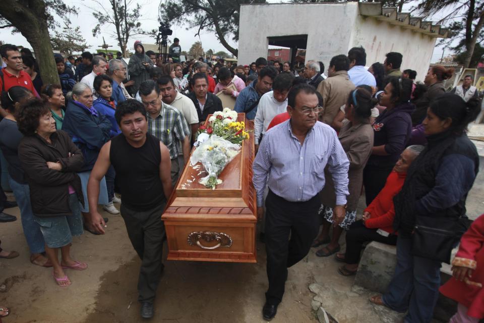 Relatives carry the coffin that contain the remains of slain journalist Gregorio Jimenez as they walk towards the cemetery in Coatzacoalcos, Mexico, Wednesday, Feb. 12, 2014. Veracruz state officials concluded that Jimenez, a police beat reporter, was killed in a personal vendetta, unrelated to his reporting. But journalists throughout Mexico are calling for a thorough investigation. Jimenez is the 12th journalist slain or gone missing since 2010 in the Gulf state of Veracruz. (AP Photo/Felix Marquez)