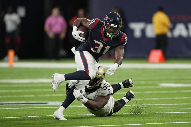 Dameon Pierce sheds off a Saints' defender 