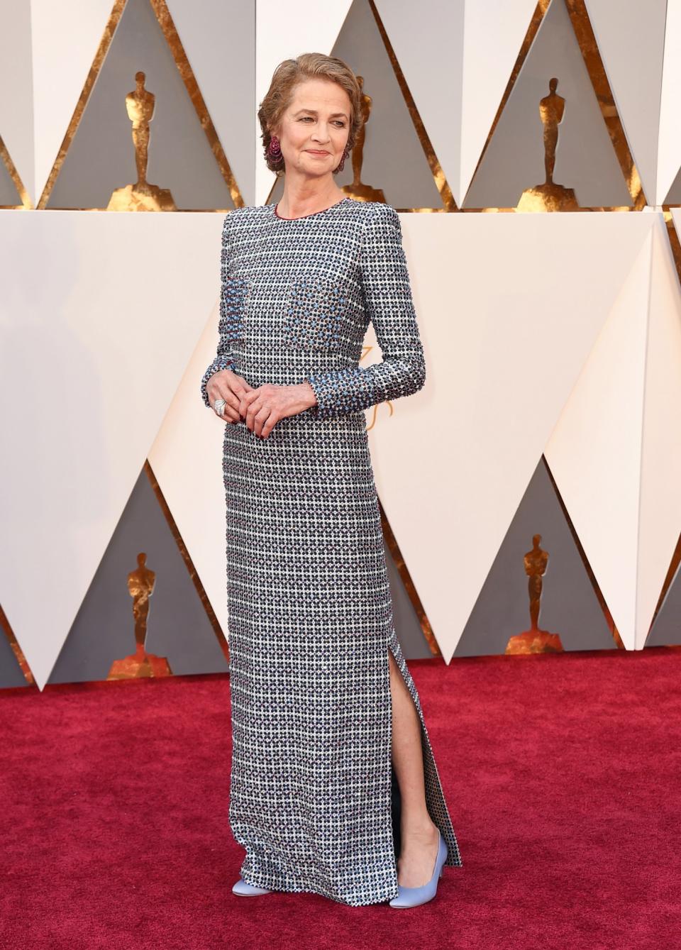 <p><span>Charlotte Rampling wählte bei den Oscars 2016 ein langärmeliges Kleid von Armani Prive. Vom hochaufgeschlossenen Ausschnitt bis zum bodenlangen Saum war es über und über mit Swarovski-Steinen besetzt. So kam die Robe auf einen stolzen Preis von 125.000 Dollar. </span> </p>