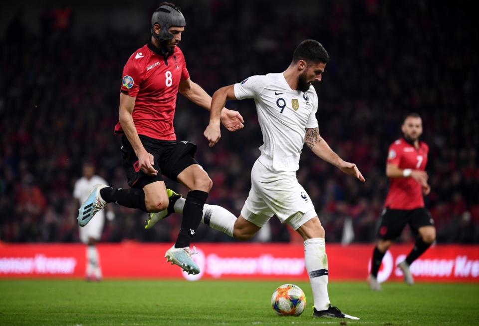 Il reste dix minutes à jouer entre l'Albanie et la France. Les Bleus sont toujours devant au score 2-0, mais le tableau d'affichage aurait pu évoluer en faveur des Français si Olivier Giroud avait transformé ses deux grosses occasions. L'une de ses frappes a même terminé sur le poteau. (crédit AFP)