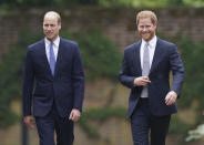 El príncipe Guillermo de Inglaterra, a la izquierda, y su hermano, el príncipe Enrique, llegan para develar una estatua que encargaron de su madre, la princesa Diana, en el que habría sido su 60 cumpleaños, el jueves 1 de julio de 2021 en el Jardín Hundido del Palacio de Kensington, en Londres. (Yui Mok/Pool Photo via AP)