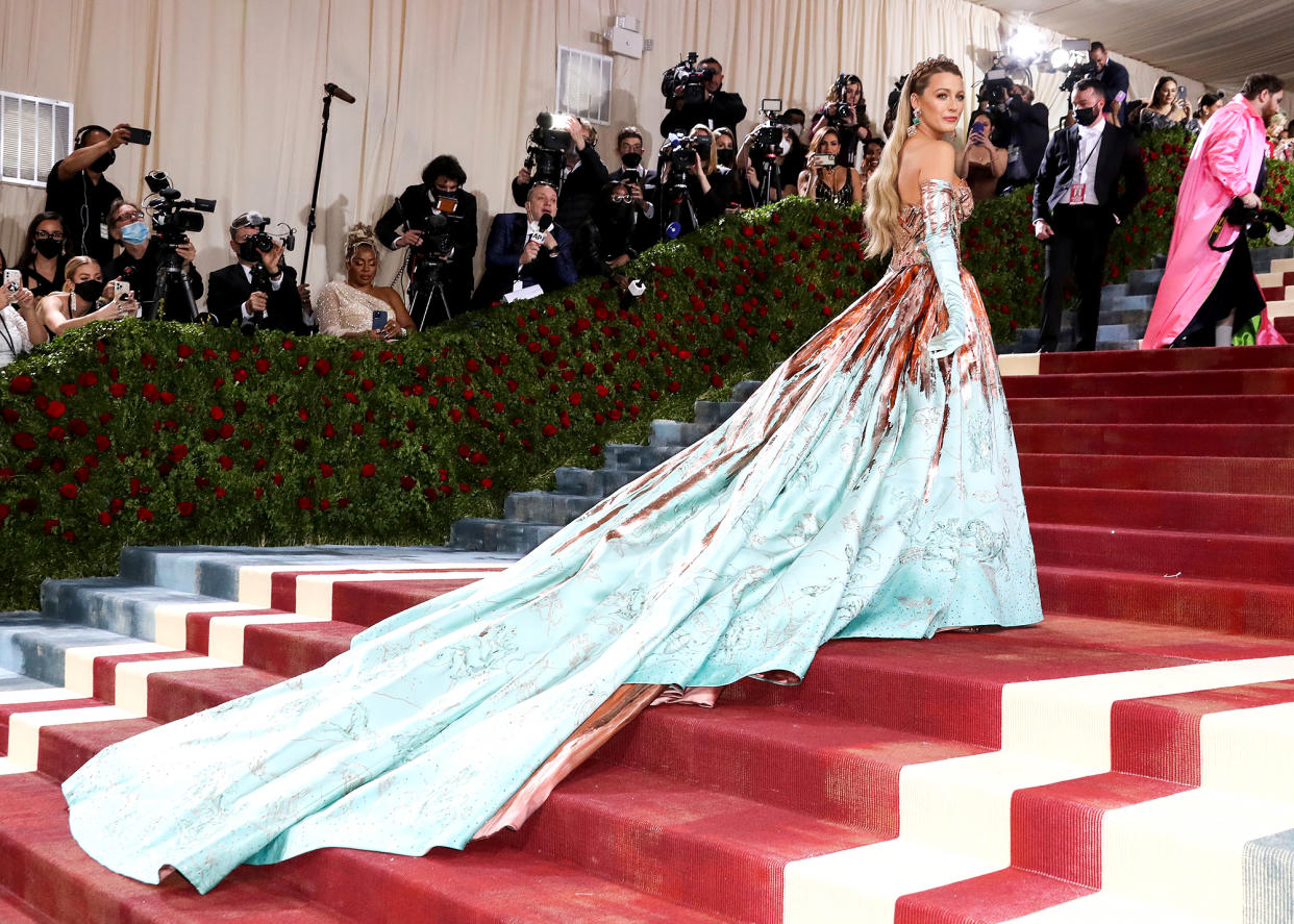 Blake Lively &#x002018;Hops&#x002019; Over an Exhibit Rope to Fix Her Iconic Met Gala Dress