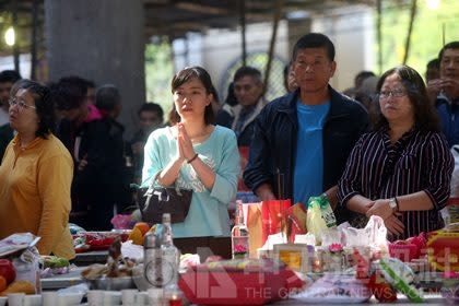 民眾在清明節帶著祭祀供品祭祀祖先、慎終追遠。（中央社）