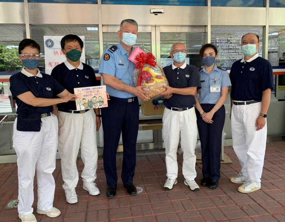志工來到三總松山分院，延續去年疫情期間，送便當和防疫物資連結的情誼。