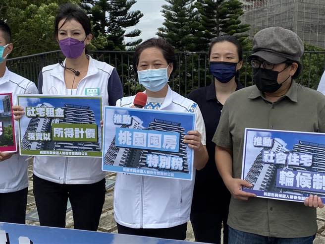 針對疫苗誤打事件，民眾黨桃園市長參選人賴香伶（右三）質疑，衛生局規畫SOP作業有問題，難道桃園市長鄭文燦不用負責嗎。（蔡明亘攝）