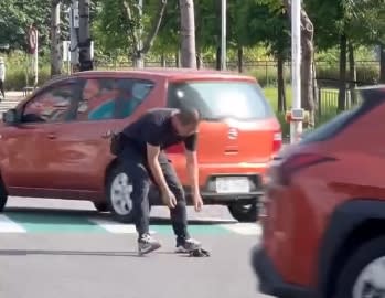 一名汽車駕駛在發現後立即停車，隨即將烏龜搬至一旁的公園。圖：翻攝自爆料公社