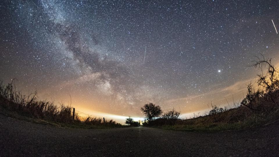 Ein Lyriden-Meteorschauer 2018 am Nachthimmel über Fehmarn.