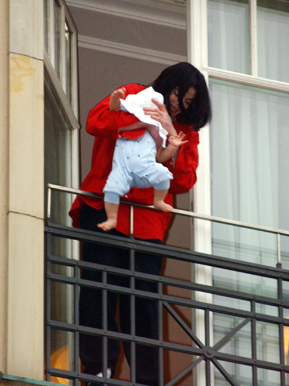 Michael famously dangled Blanket over a balcony in Berlin in 2002. Photo: Getty Images