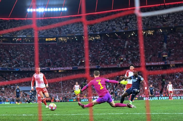 Vinicius marque le premier but du Real à la 24e minute en battant le gardien du Bayern Manuel Neuer après une course en profondeur. (Kirill KUDRYAVTSEV)